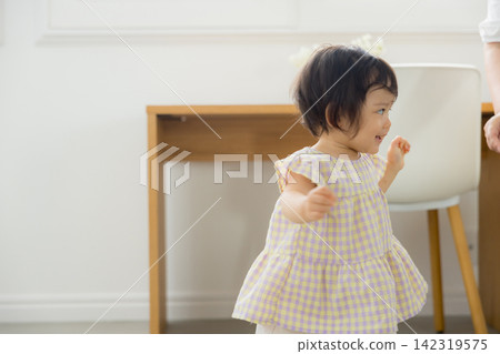 看著孩子們的母親 看著孩子們的母親 142319575