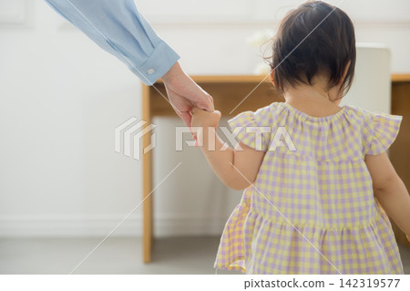看著孩子們的母親 看著孩子們的母親 142319577