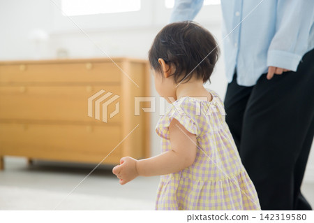 看著孩子們的母親 看著孩子們的母親 142319580