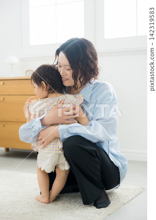 看著孩子們的母親 看著孩子們的母親 142319583
