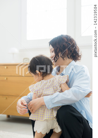 Mothers watching over children Mothers watching over children 142319584