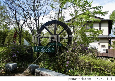 忍野八海,蓑釜池 | 令人屏息的神秘藍色,當你凝視它時,會感到脊背發涼。 忍野八海,蓑釜池 | 令人屏息的神秘藍色,當你凝視它時,會感到脊背發涼。 142320191