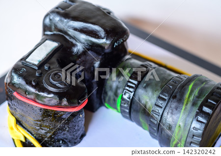 Camera-shaped birthday cake with realistic photography details Camera-shaped birthday cake with realistic photography details 142320242