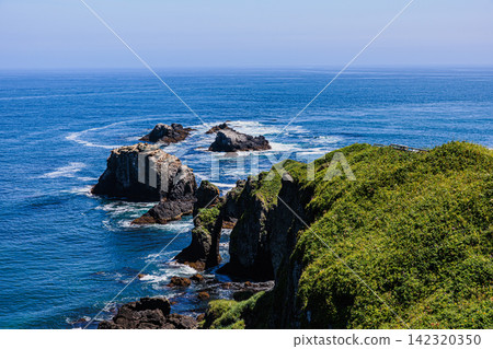在北海道濱中町的基里塔普岬，湛藍的天空下，太平洋景色壯麗。 142320350