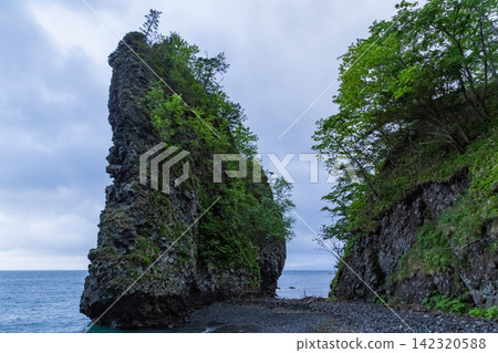 JR室蘭本線,小堀站附近,禦裡濱海灘,立岩(北海道:2022年5月) JR室蘭本線,小堀站附近,禦裡濱海灘,立岩(北海道:2022年5月) 142320588