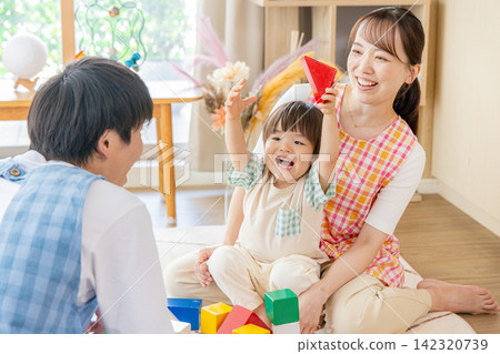 孩子們玩積木和老師 142320739