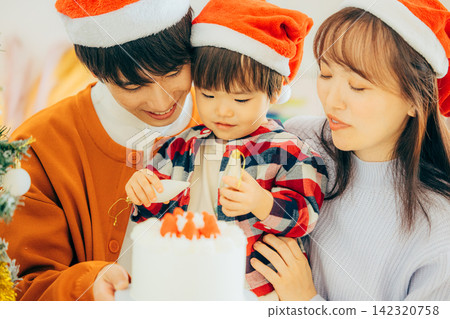 父母和孩子們正在舉辦聖誕派對 142320758
