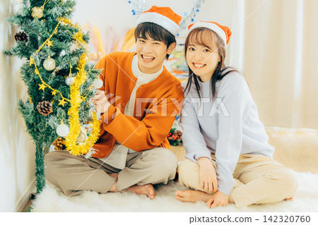 裝飾聖誕節的夫婦 142320760