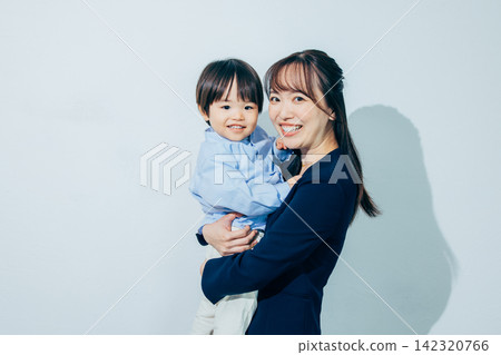 一位母親抱著一個孩子 142320766