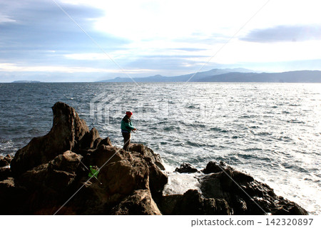 在真鶴半島道無的岩石海岸進行浮釣。 在真鶴半島道無的岩石海岸進行浮釣。 142320897