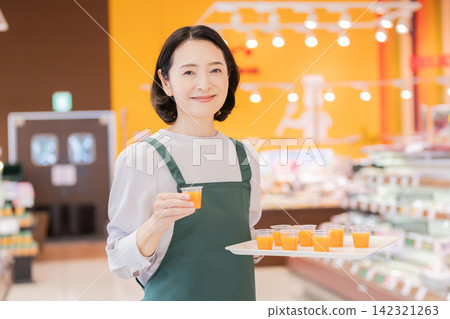 超市女員工提供免費飲料試飲 超市女員工提供免費飲料試飲 142321263