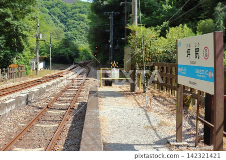 View from Tsubojiri Station, a remote station on the JR Shikoku Dosan Line, towards the switchback (Miyoshi City, Tokushima Prefecture) View from Tsubojiri Station, a remote station on the JR Shikoku Dosan Line, towards the switchback (Miyoshi City, Tokushima Prefecture) 142321421