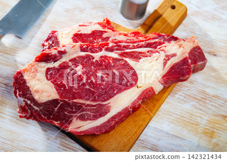 Raw beef sirloin Raw beef sirloin 142321434