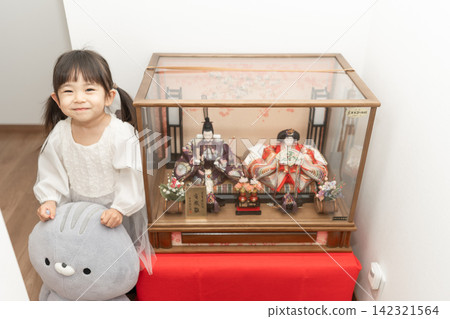 一位3歲女孩在家中享受女兒節（Hina Matsuri）。 142321564