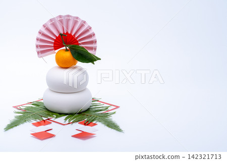 照片中,左側放置「鏡餅」(年糕供品),背景為白色,沒有三寶(支架)。 照片中,左側放置「鏡餅」(年糕供品),背景為白色,沒有三寶(支架)。 142321713