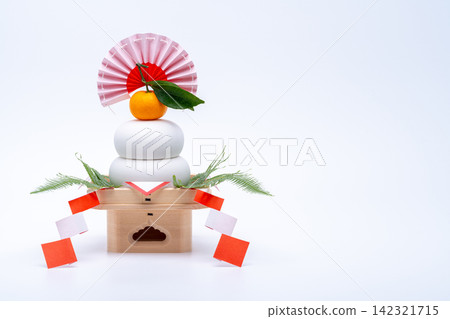 左側放置「火神餅」的照片,背景為白色,底座較低。 左側放置「火神餅」的照片,背景為白色,底座較低。 142321715