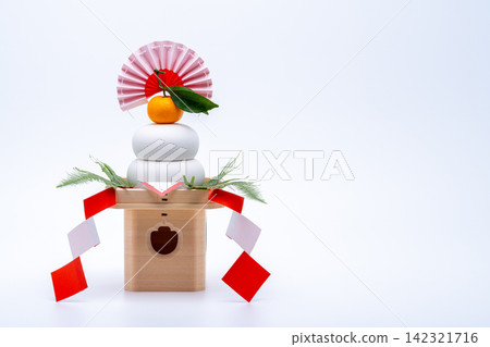 左側有「鏡餅」的照片,白色背景,有三寶(底座) 左側有「鏡餅」的照片,白色背景,有三寶(底座) 142321716