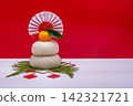 A photo of the real rice cake "Kagamimochi" placed on the left, red and white background, no sanpo (base) 142321721