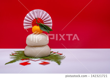 A photo of the real rice cake "Kagamimochi" placed on the left, red and white background, no sanpo (base) A photo of the real rice cake "Kagamimochi" placed on the left, red and white background, no sanpo (base) 142321721