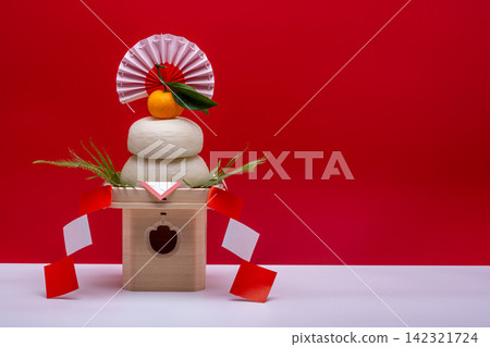 左邊是真正的年糕「鏡餅」照片,紅白背景,有三寶(底座) 左邊是真正的年糕「鏡餅」照片,紅白背景,有三寶(底座) 142321724