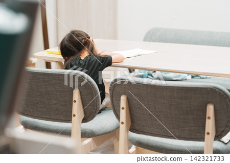 一名3歲女童在家塗色時睡著了。 一名3歲女童在家塗色時睡著了。 142321733