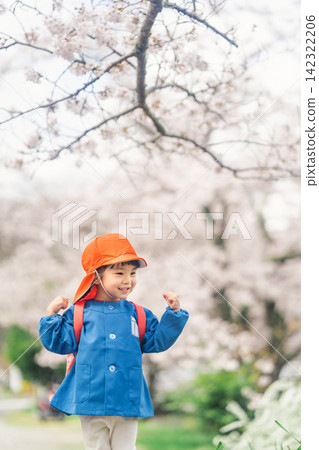 一個小女孩期待著上幼稚園和賞櫻花。 一個小女孩期待著上幼稚園和賞櫻花。 142322206