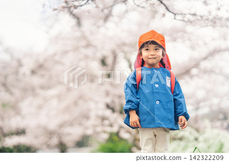 一個小女孩期待著上幼稚園和賞櫻花。 142322209