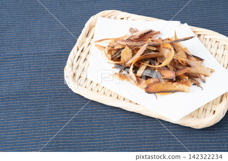 厚厚的鰹魚片放在篩子上 厚厚的鰹魚片放在篩子上 142322234