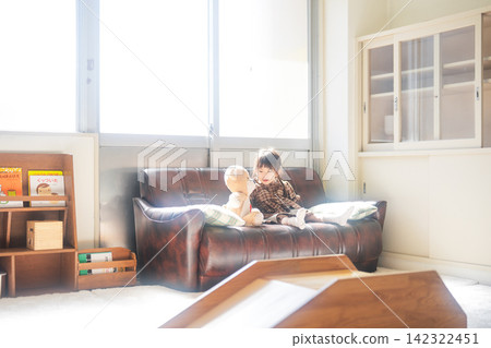 一個女孩在教室裡玩毛絨玩具。 一個女孩在教室裡玩毛絨玩具。 142322451