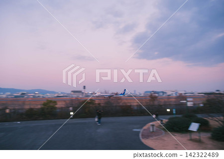 [Itami Sky Park] Towards the crimson sky at dusk! Airplanes taking off from Itami Airport! 142322489
