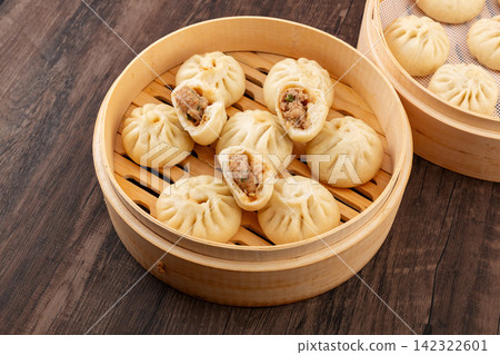 chinese steamed pork dumplings xiaolongbao served in bamboo steamer chinese steamed pork dumplings xiaolongbao served in bamboo steamer 142322601