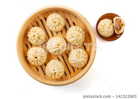 chinese steamed pork dumplings xiaolongbao served in bamboo steamer chinese steamed pork dumplings xiaolongbao served in bamboo steamer 142322603