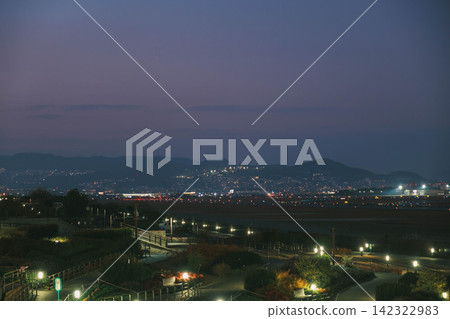 [Itami Sky Park] The airport is lit up! Airplanes taking off from Itami Airport! 142322983