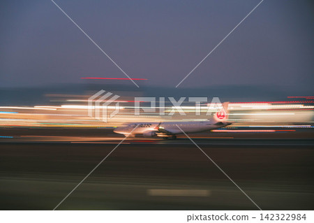 [Itami Sky Park] The airport is lit up! Airplanes taking off from Itami Airport! 142322984