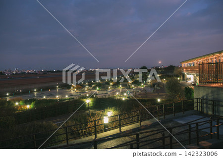 [Itami Sky Park] A park illuminated at night! Airplanes taking off from Itami Airport! 142323006