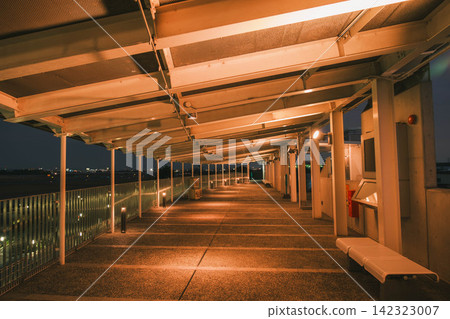 [Itami Sky Park] A park illuminated at night! Airplanes taking off from Itami Airport! 142323007