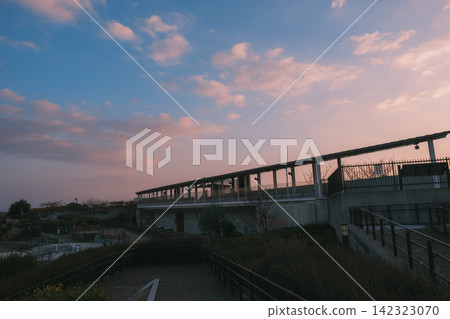 【伊丹天空公園】黃昏時分,緋紅的天空映照著落日!夕陽西下的景色。 【伊丹天空公園】黃昏時分,緋紅的天空映照著落日!夕陽西下的景色。 142323070