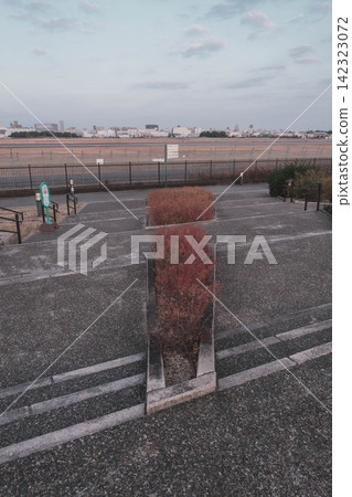 [Itami Sky Park] To the crimson sky at dusk! A park adjacent to Itami Airport. 142323072