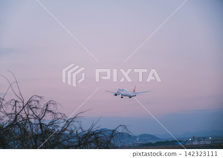 [Itami Sky Park] Towards the crimson sky at dusk! Airplanes taking off from Itami Airport! 142323111