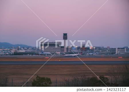 [Itami Sky Park] Towards the crimson sky at dusk! Airplanes taking off from Itami Airport! 142323117