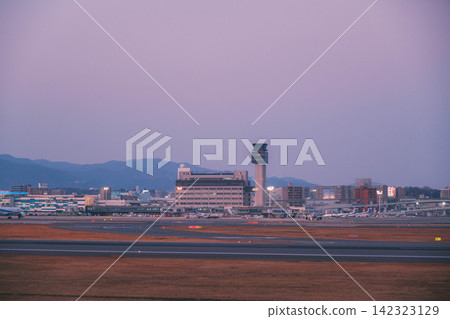 [Itami Sky Park] Towards the crimson sky at dusk! Airplanes taking off from Itami Airport! 142323129
