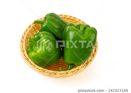 raw Green Bell Peppers Close Up raw Green Bell Peppers Close Up 142323189