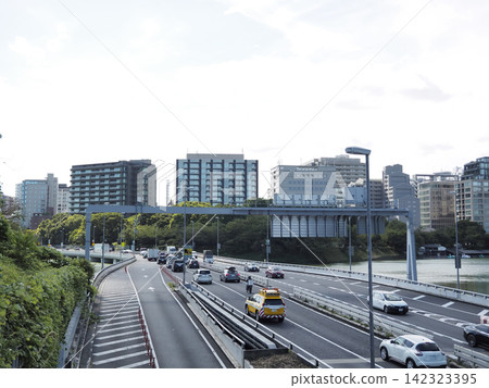 The urban landscape of the highway running along the moat of Tokyo The urban landscape of the highway running along the moat of Tokyo 142323395