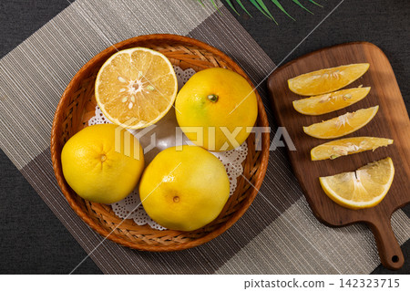 whole and Sliced Yellow Grapefruit Pomelo whole and Sliced Yellow Grapefruit Pomelo 142323715