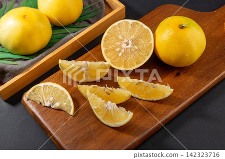 whole and Sliced Yellow Grapefruit Pomelo whole and Sliced Yellow Grapefruit Pomelo 142323716
