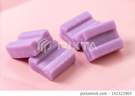 purple Grape Flavored Chewing Bubble Gum purple Grape Flavored Chewing Bubble Gum 142323905