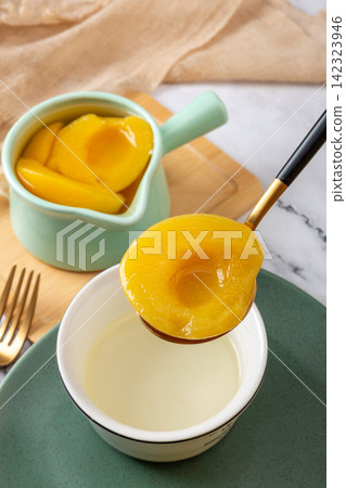 yellow Peach Slices in Sweet Syrup 142323946