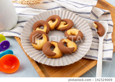heap of Two Color Butter Cocoa Hug Cookies heap of Two Color Butter Cocoa Hug Cookies 142324009
