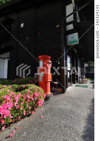 長野縣鹽尻町(奈良郵局)圓形郵筒的場景 長野縣鹽尻町(奈良郵局)圓形郵筒的場景 142324135