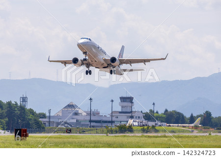 飛機起飛 142324723
